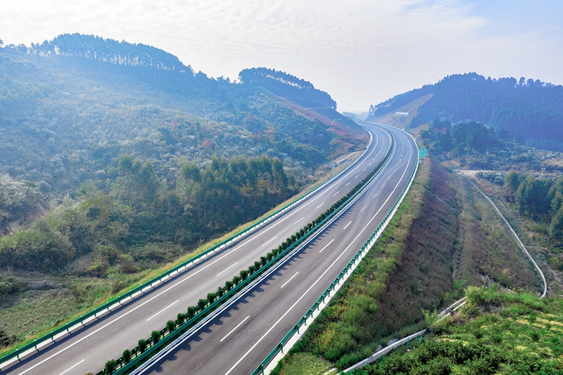 6.高速公路與群山相連，植被覆蓋率高，與原生態(tài)環(huán)境恢復(fù)有機(jī)結(jié)合.jpg